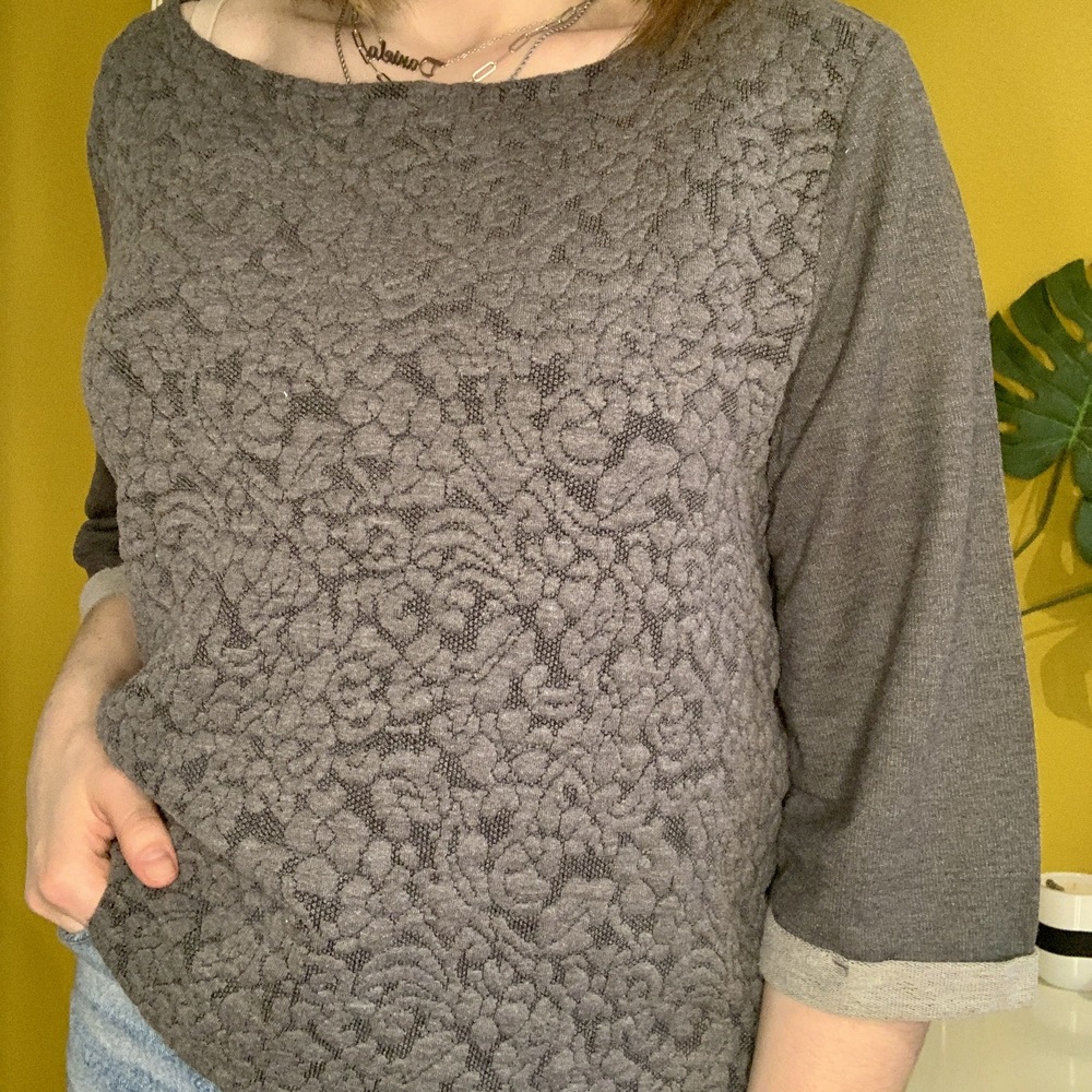 GRAY QUILT TEXTURED SWEATER